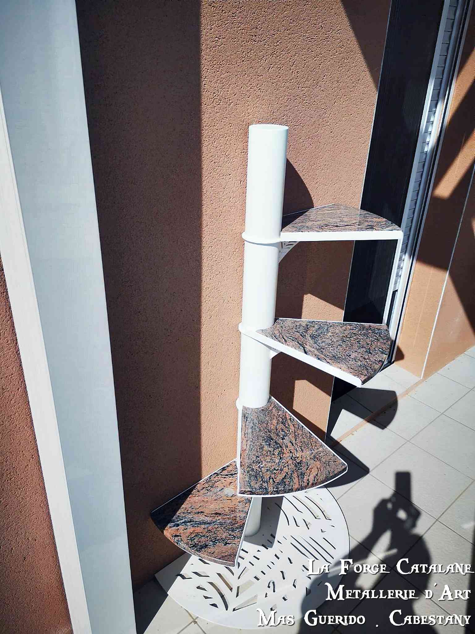 meuble  escalier  marche en marbre thermolaquage pied decoupe laser forge catalane 2.jpg